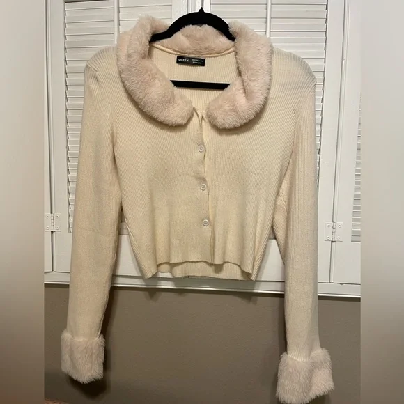 SHEIN - Beige sweater with faux fur at collar and cuffs (Medium) - Picture 1 of 5
